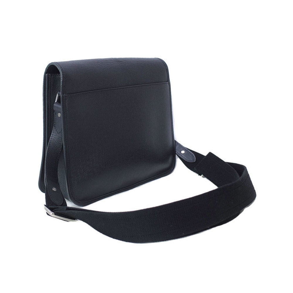 Louis Vuitton Taiga rei Shoulder Bag